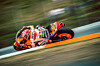 Motocykl Repsol Honda v ostrém náklonu při průjezdu zatáčkou závodního okruhu