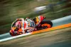 Motocykl Repsol Honda v ostrém náklonu při průjezdu zatáčkou závodního okruhu