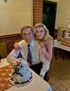 Leona Machálková objímá tatínka Josefa u slavnostního dortu s nápisem Pepa.