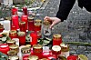 Dobrovolníci z řad studentů posbírali svíčky a květiny donesené na pietní místo před Karolinem, 5. 1. 2024.