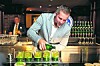 Barman Martin Vogeltanz se svým koktejlem Nature.
