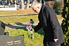 Silvestr Szabó sice na hrob otce kytku položit může, ale to je všechno.