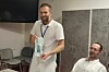 Ladislav Kopp s implantátem holenní kosti z 3D tiskárny.