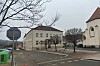 Základní škola v Rudolfově. Incident se odehrál v budově II. stupně (vpravo vzadu ve dvoře).