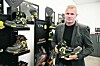 Vítězslav Macháček s botami, které převyšují všechny bezpečnostní normy několikanásobně.
