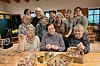 V první řadě zleva tři »učitelky« – Anna Řezáčová, Ludmila Dvořáková (86), Marie Vlčková (75) – a jejich mladší nadšené učednice.