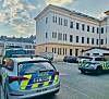 Policisté 3. září před školou, kde dívka zaútočila.