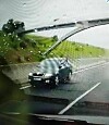 Řidič druhého auta se snažil střetu vyhnout, převrátil se a skončil na střeše.
