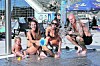 Kamarádi chytali sluneční paprsky v bazénu v pražském Podolí, na snímku Adélka (1,5), Jana (39), Simona (39) a Daniel (42).