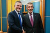 Peter Pellegrini se vřele zdravil s Andrejem Babišem (4. 11. 2025).