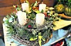 I klasický adventní věnec můžete ozvláštnit větvičkami a přírodními materiály. V lese je toho spousta a fantazii se meze nekladou.