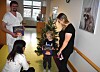 Radost a klid na nemocničním lůžku přinesli knižní hrdinové o Vánocích i malé pacientce a její mámě.