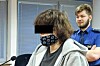 Obžalovaná Klára Š. přišla k soudu v roušce.