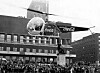 Zimní olympijské hry 1952 v Norsku:  Přistání vrtulníku před radnicí sledovalo zhruba 20 tisíc lidí.