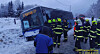 Autobus se převrátil na bok.
